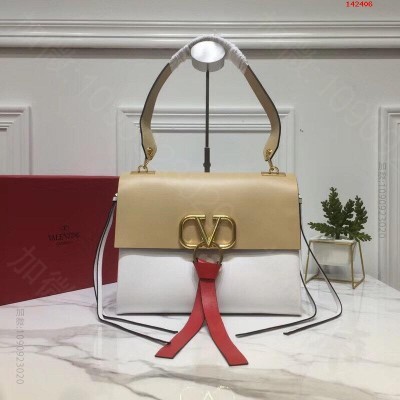 大号V家全新明星走秀款最新推出的VRINGBag 高仿瓦伦蒂诺V家包包