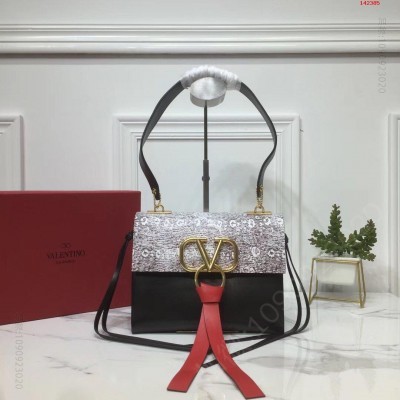 中号V家全新明星走秀款最新推出的VRINGBag A货瓦伦蒂诺V家女包