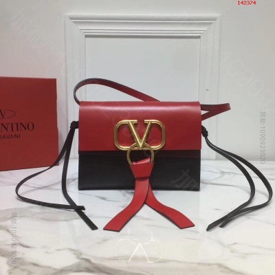 小号V家全新明星走秀款最新推出的VRINGBag 高仿瓦伦蒂诺V家包包 原单...