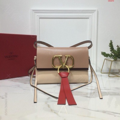 小号V家全新明星走秀款最新推出的VRINGBag 高仿瓦伦蒂诺V家包包