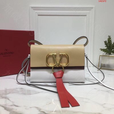 小号V家全新明星走秀款最新推出的VRINGBag 高仿瓦伦蒂诺V家包包 A货...