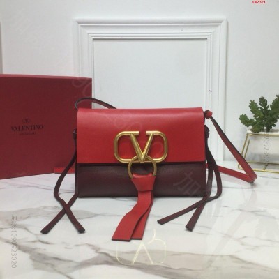 小号V家全新明星走秀款最新推出的VRINGBag 高仿瓦伦蒂诺V家包包 A货...