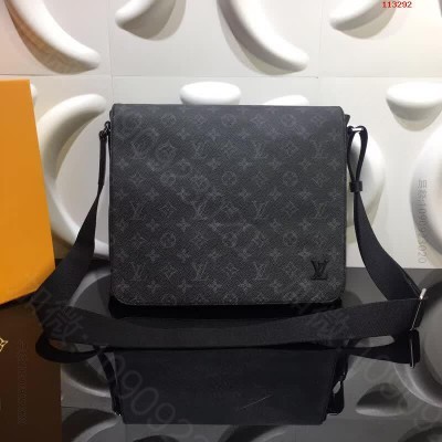 District中号LV手提包 高仿LV男包