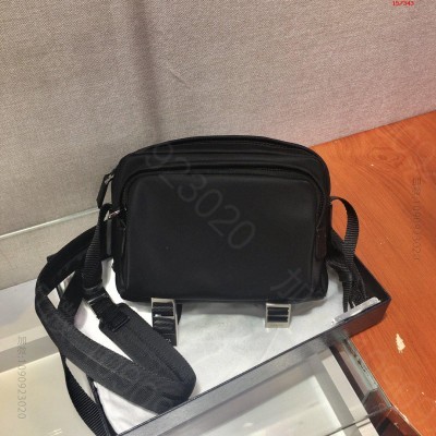经典邮差包这款织物邮差包实用百 高仿普拉达包包 精仿普拉达男包 原版普拉达男...