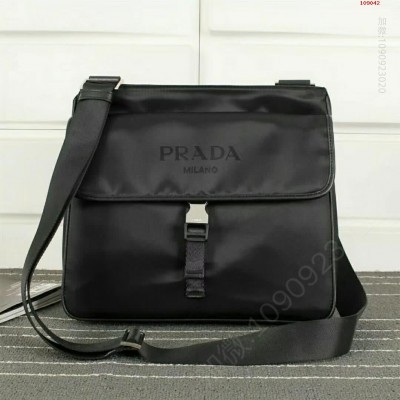 《PRADA》=P家男款单肩包，超经典官网热 高仿普拉达包包 精仿普拉达男包 原版普拉达男包 A货普拉达男包 原单普拉达男包