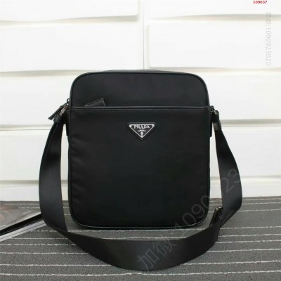 《PRADA》=P家男款单肩包，超经典官网热 高仿普拉达包包 精仿普拉达男包 原版普拉达男包 A货普拉达男包 原单普拉达男包