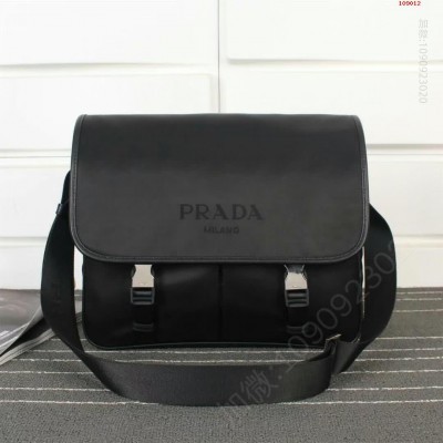 《PRADA》=P家一款超经典的官网爆销款0 高仿普拉达包包 精仿普拉达男包 原版普拉达男包 A货普拉达男包 原单普拉达男包