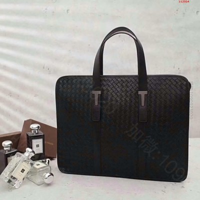 此款实用的公文包采用轻柔的胎牛皮精心手工制作 高仿宝缇嘉包包 精仿宝缇嘉男包...