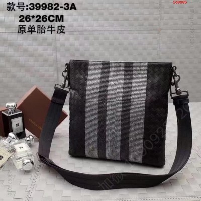 此款精致小巧的邮差包采用坚韧胎牛皮手工编织制 高仿宝缇嘉包包 精仿宝缇嘉男包 原版宝缇嘉男包 A货宝缇嘉男包 原单宝缇嘉男包