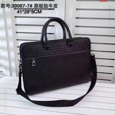 此款实用的公文包采用轻柔的胎牛皮精心手工制作 高仿宝缇嘉包包 精仿宝缇嘉男包 原版宝缇嘉男包 A货宝缇嘉男包 原单宝缇嘉男包
