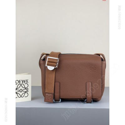 Loewe新款XS邮差包型号A72:尺寸 高仿罗意威包包 精仿罗意威男包 原版罗意威男包 A货罗意威男包 原单罗意威男包