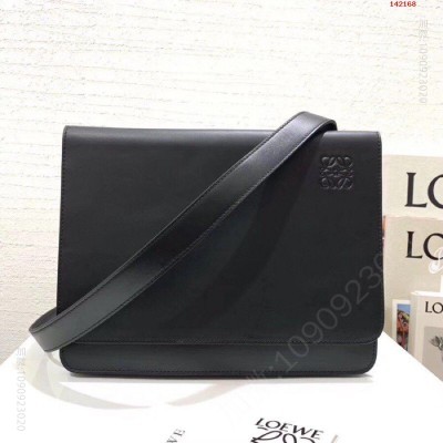 大号LOEWE罗意威专柜新品男士斜挎包 高仿罗意威包包 精仿罗意威男包 原版罗意威男包 A货罗意威男包 原单罗意威男包