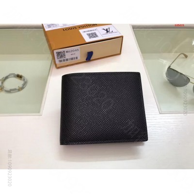 M62045_顶级原单十字纹黑色此款A 高仿路易威登LV手抓包 精仿LV手包 原版LV钱包和正品的区别 A货LV钱包 原单经典款LV钱包