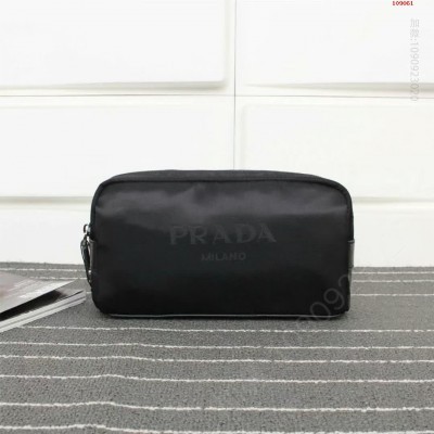 《PRADA》=P家官网手拿包0179款,高 高仿普拉达女士钱包 精仿普拉达手抓包 原版普拉达钱夹 A货普拉达钱包 原单经典款普拉达钱包