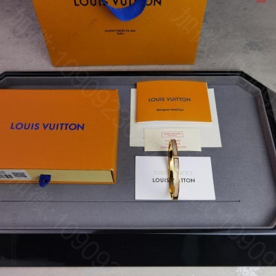 LV老花手镯衍生自同名手袋将LVC 高仿名牌手镯/手链 精仿名牌手镯/手链 ...
