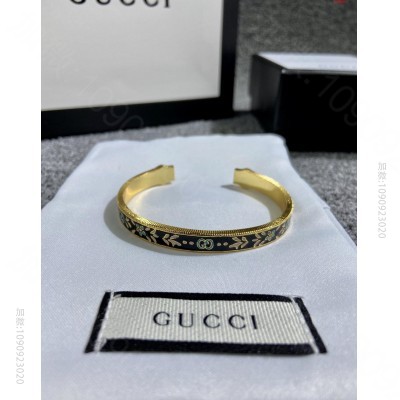 Gucci黄金色手镯搭配三种不同颜色的 高仿名牌手镯/手链 精仿名牌手镯/手...