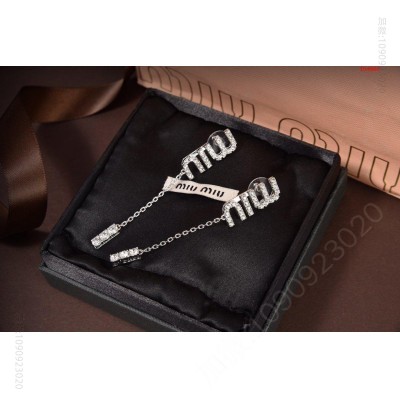 ZP打版miumiu字母耳钉耳坠优 高仿名牌耳钉 精仿名牌耳钉 原版名牌耳钉 A货名牌耳钉 原单名牌耳钉