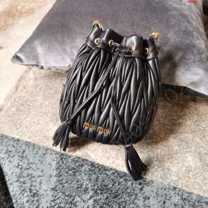 M家新款桶包 高仿缪缪包包 原版缪缪女包