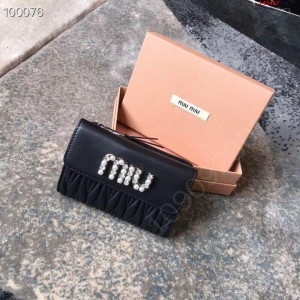 M家最新珍珠钻扣系列三折短夹 哪里有高仿缪缪包包卖
