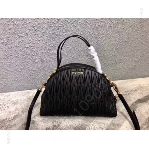 MIUMIU 谬谬专柜新品羊皮月牙包型号 高仿缪缪包包货源批发 精仿缪缪女包 原版缪缪女包 A货缪缪女包 原单缪缪包包