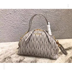MIUMIU 谬谬专柜新品羊皮月牙包型号 高仿缪缪包包货源批发 精仿缪缪女包 原版缪缪女包 A货缪缪女包 原单缪缪包包