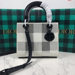 Dior迪奥5格戴妃包表面是人工绣上去 高仿迪奥包包哪里可以买 精仿迪奥女包...
