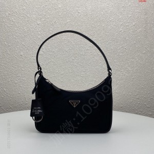 顶级原单Prada最新爆款皮肩带Hobo 高仿普拉达包包和正品包包有什么区别 精仿普拉达女包 原版普拉达女包