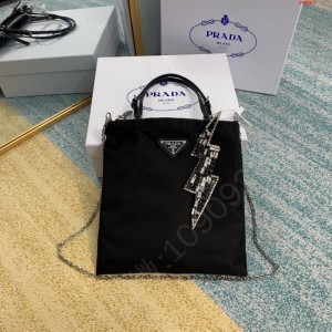 P家最新款尼龙布配闪电新做法尼龙手袋这 高仿普拉达包包原单多少钱 精仿普拉达女包 原版普拉达女包 A货普拉达女包 原单普拉达