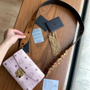 图片为小号MCM原单货新款信封链条翻盖 高仿MCM包包 精仿MCM女包 原版MCM女包 A货MCM女包 原单MCM女包