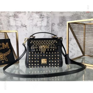 MCM新品速递 这款迷你斜挎包展示成排施华 高仿MCM包包 精仿MCM女包 原版MCM女包 A货MCM女包 原单MCM女包