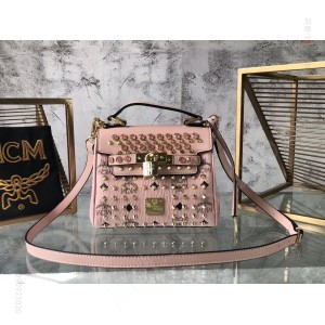 MCM新品速递 这款迷你斜挎包展示成排施华 高仿MCM包包 精仿MCM女包 原版MCM女包 A货MCM女包 原单MCM女包