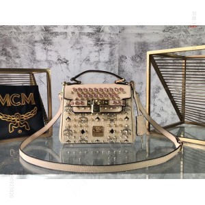 MCM新品速递 这款迷你斜挎包展示成排施华 高仿MCM包包 精仿MCM女包 原版MCM女包 A货MCM女包 原单MCM女包