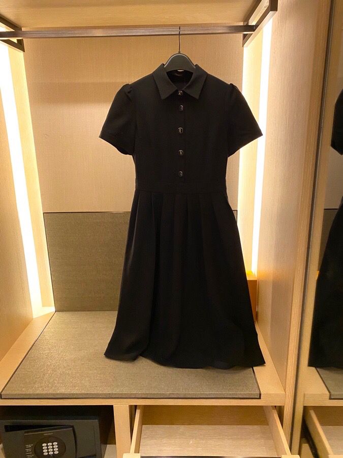 新款连衣裙LV 纯色 超气质款 翻领有型短袖连衣裙 长款裙