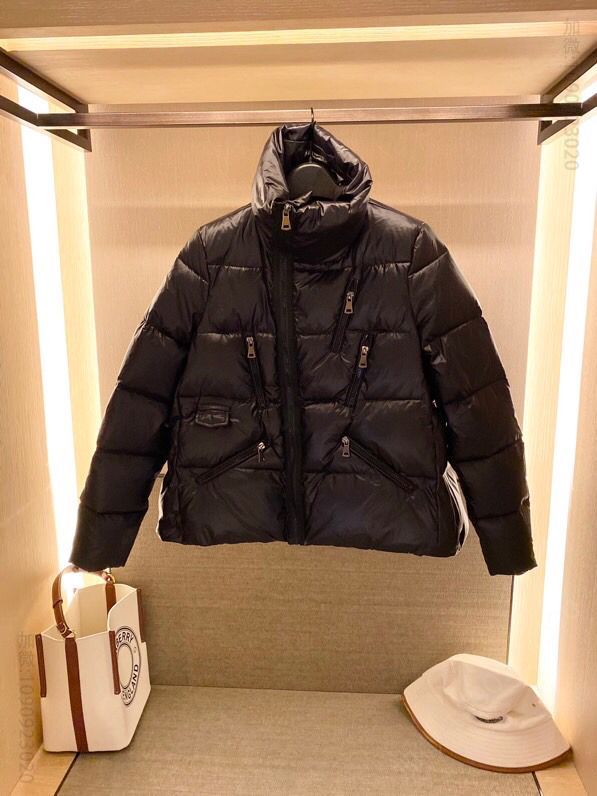 潮牌女装羽绒服 新款羽绒服 可进商场 无标款 90%白鸭绒 A字款 短款饱满羽绒服 原单女装羽绒服