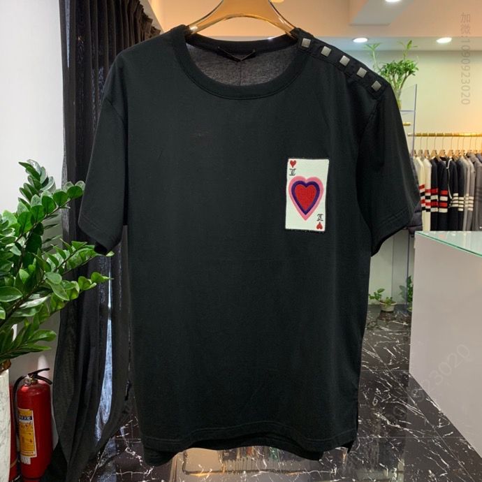 LV 字母化为 Game On 胶囊系列的 Ace 图案经典 T 恤