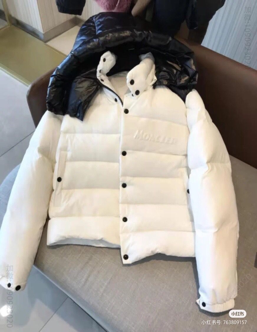 Moncler 浮雕字母连帽羽绒服