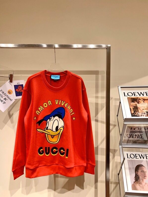 高仿古驰女装卫衣 古驰女装卫衣 Gucci x Disney迪士尼联名新年红 唐老鸭卫衣 原单古奇卫衣 