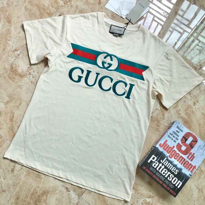 #Gucci 2023ss 早春新款 对G刺绣标示短袖Tee！红绿织带对向斜45°密针法绣短袖