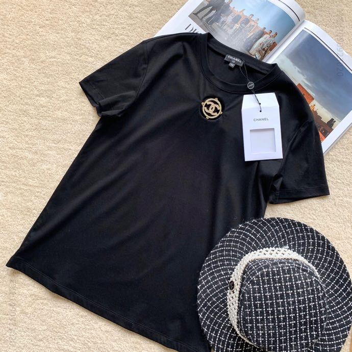 CHANEL 2023春夏新款！镂空徽章短袖T