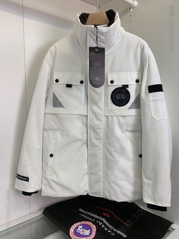 加拿大鹅 Canada Goose 胸前章、男女同款 抗寒羽绒服