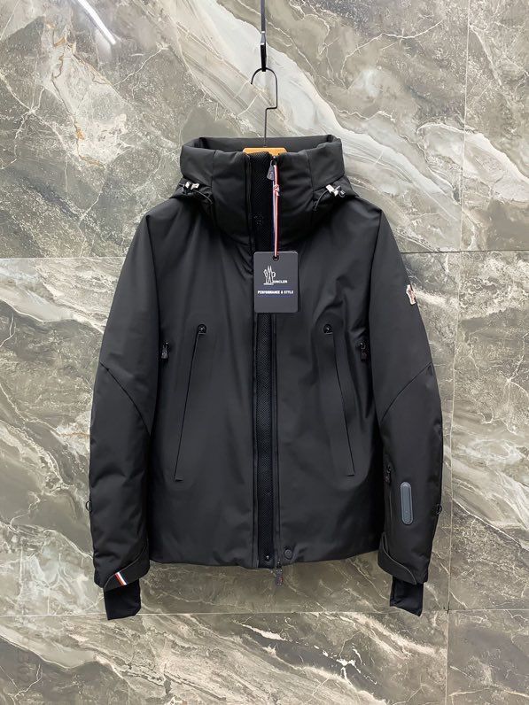Moncler（蒙口）高端线的户外系列，防风防水功能性全天候羽绒服