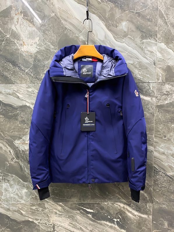 Moncler（蒙口）高端线的户外系列，防风防水功能性全天候羽绒服
