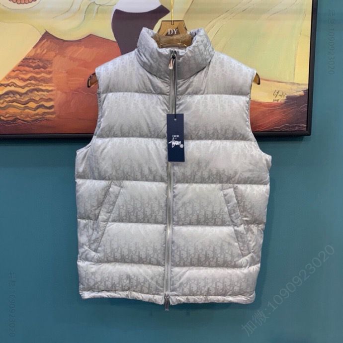 灰色无袖夹克致敬 Dior 标志性的 Oblique 印花马甲