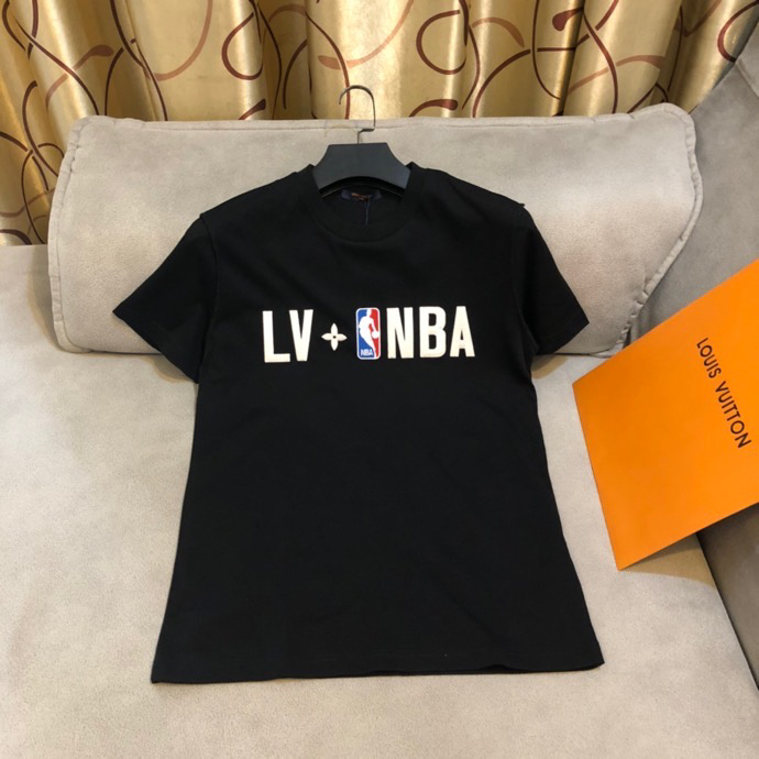 LV男装短袖T恤 路易威登 LV男装短袖T恤 NBA联名系列必定火爆2023年春夏短袖 高仿LV短袖T恤 