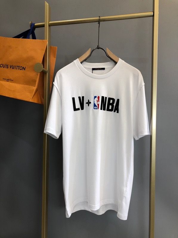路易威登 LV男装短袖T恤 1V NBA超级联‮限名‬量系列，1V X NBA logoT 恤 高仿LV短袖T恤 