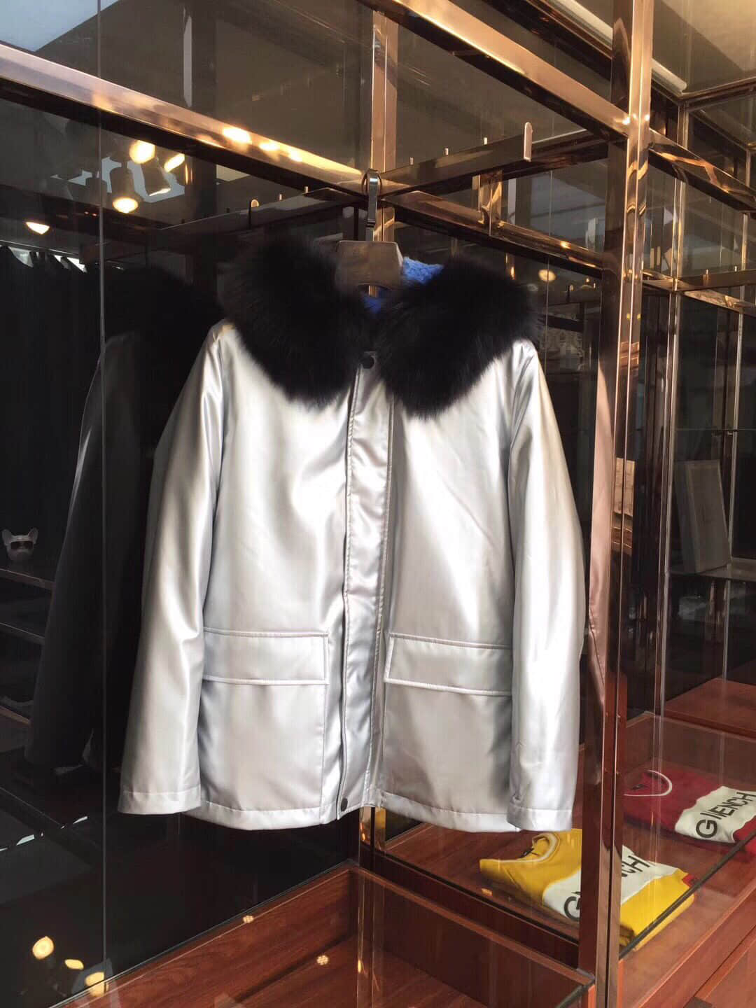 Prada普拉达 2023SS秋冬最新款银色獭兔毛内里皮衣