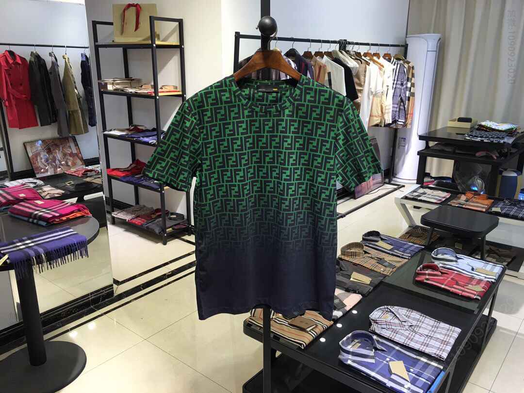 dior 2023 S/S春夏 品牌logo字母渐变工‎艺 康丽百万印花机数码印花‎短袖