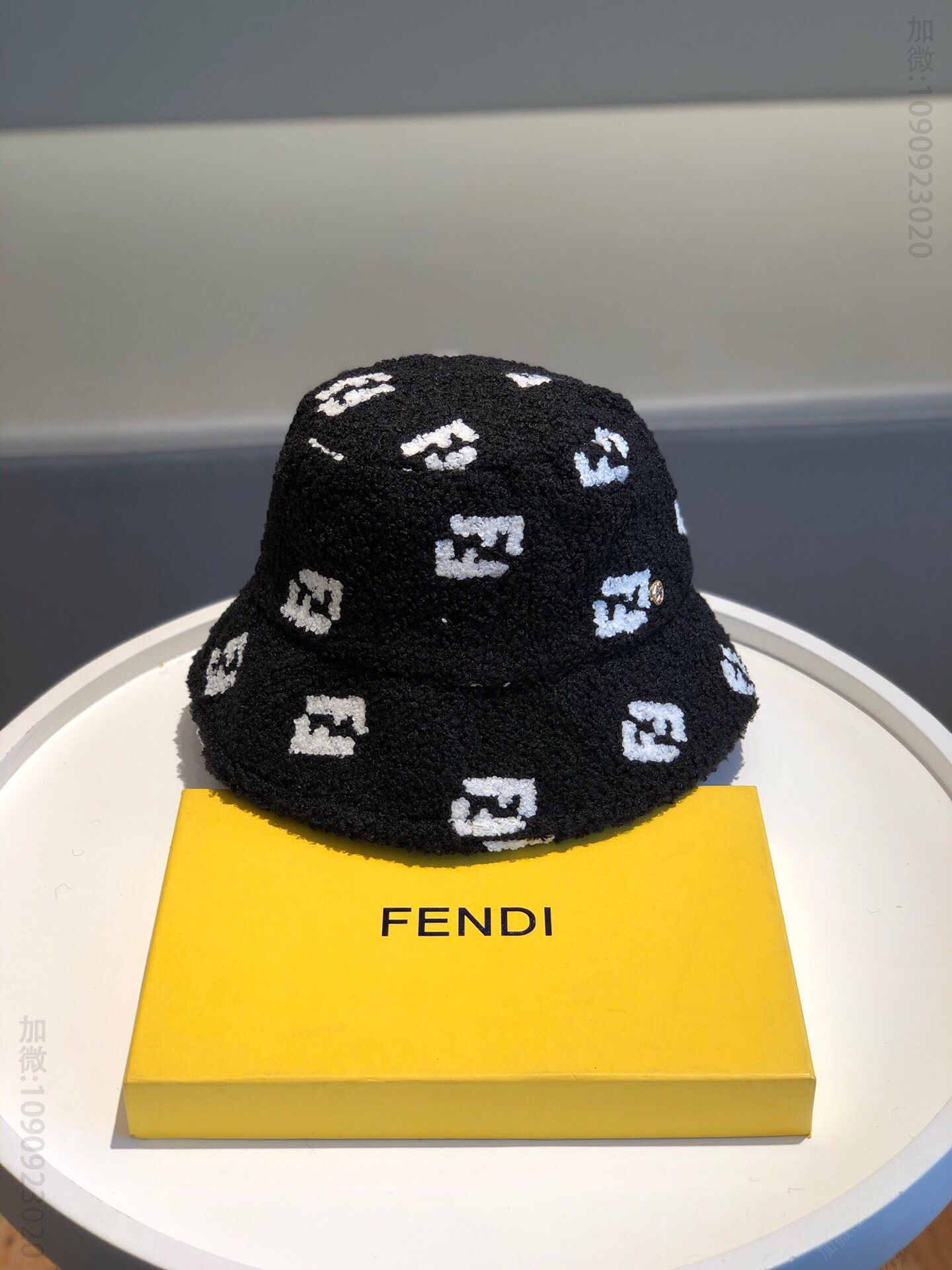 FENDI芬迪2023新款羊羔毛品质渔夫帽