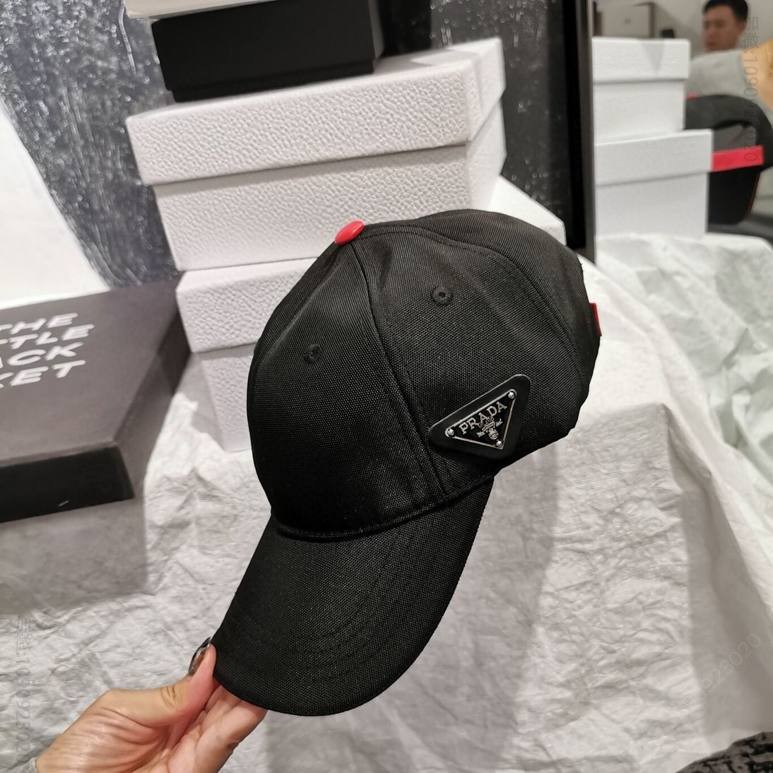 PRADA普拉达流线帽檐三角标棒球帽