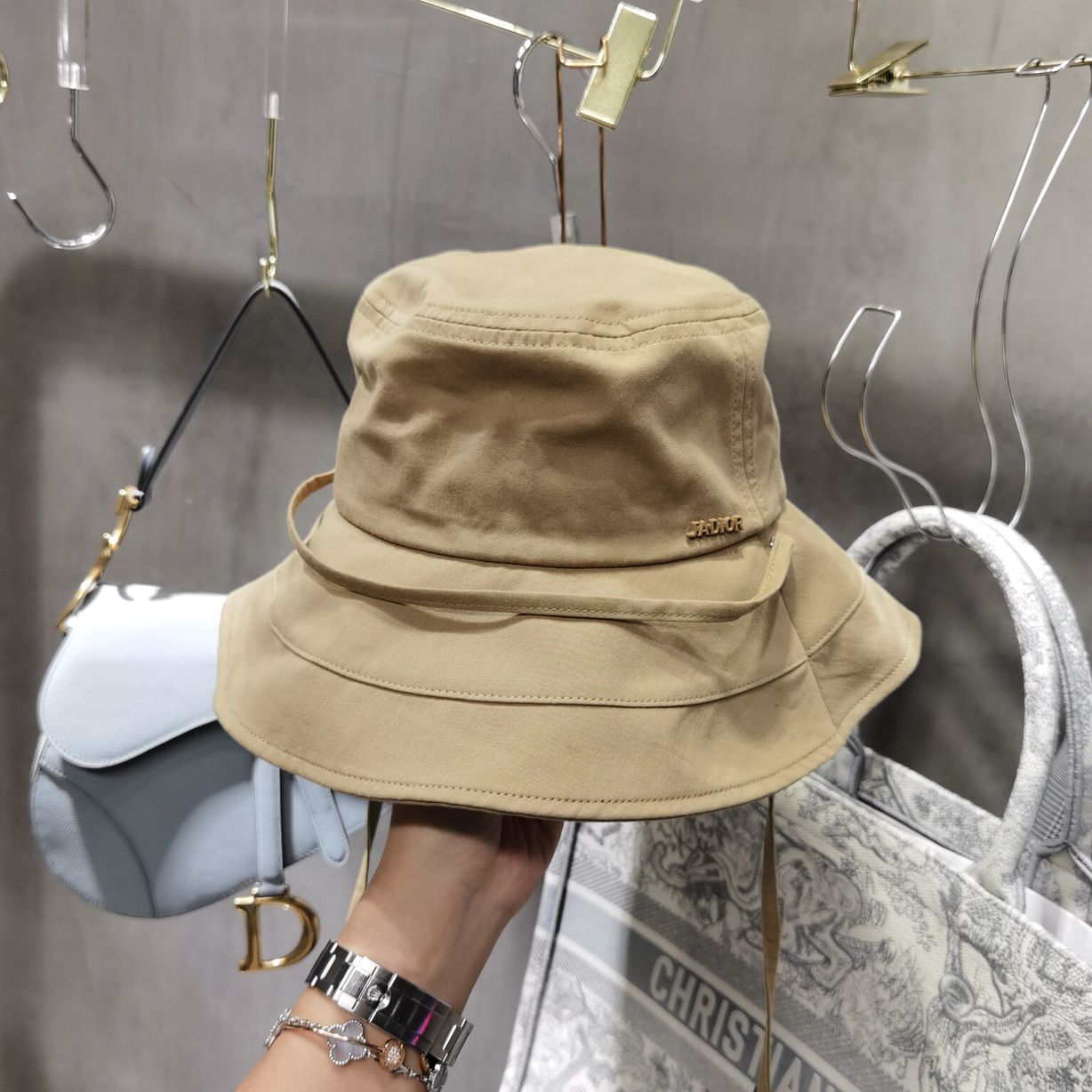Dior迪奥新款珍珠防风绳全棉渔夫帽